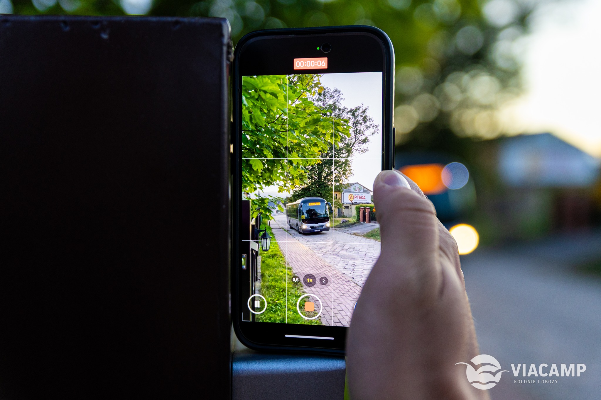 Autobus z dziećmi w obiektywie telefonu