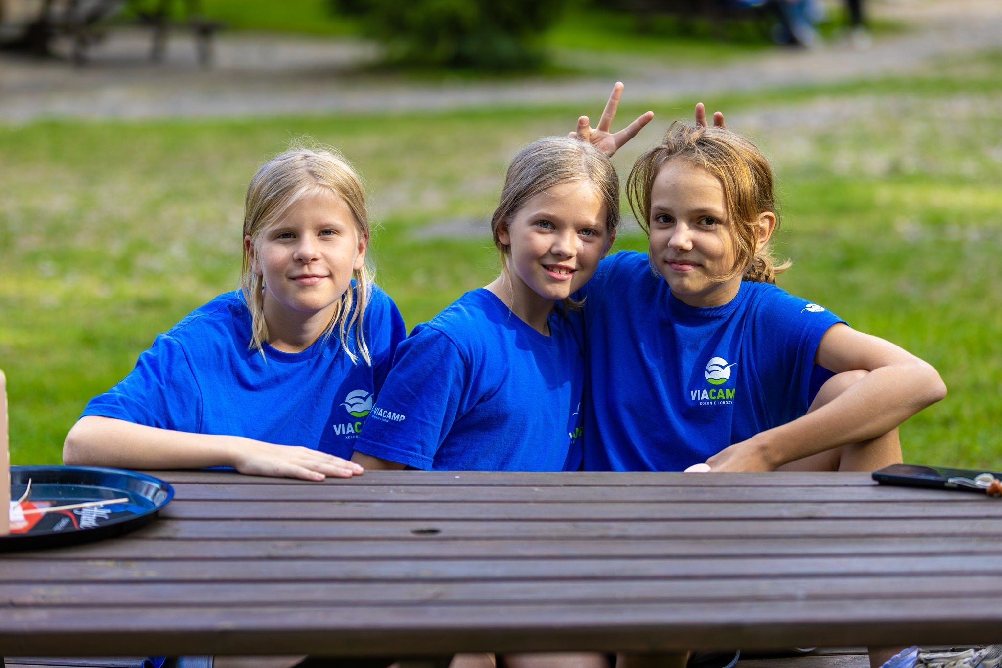 Uśmiechnięte dzieci pozują do zdjęcia