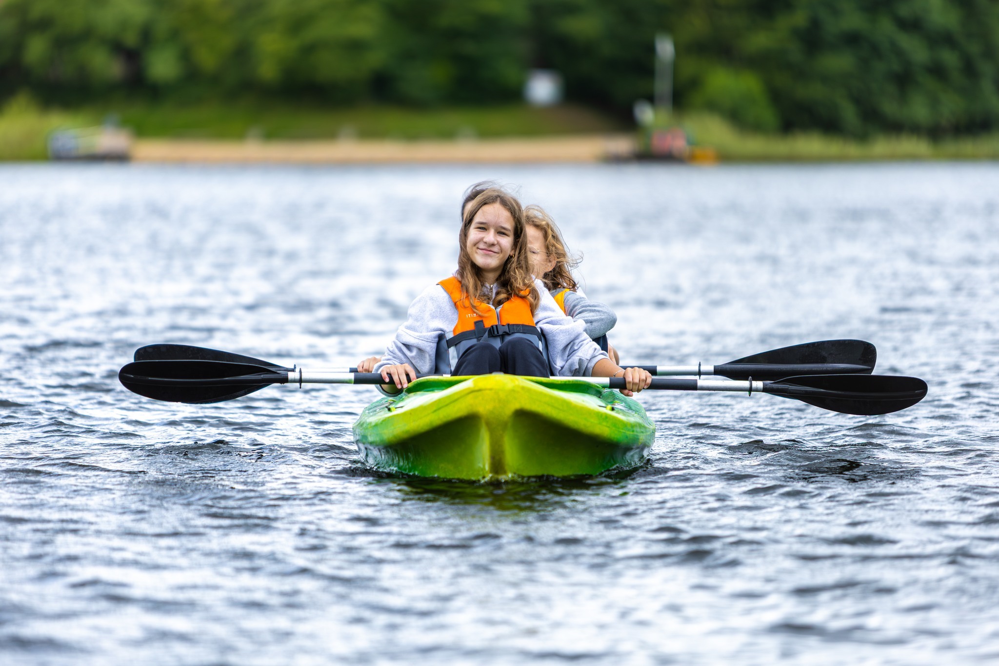 Dzieci pływają kajakiem