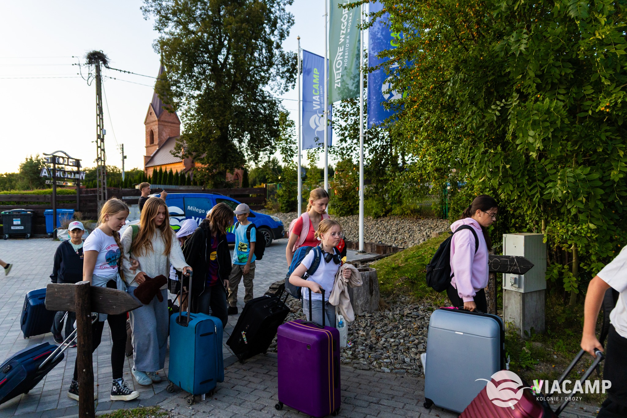 Dzieci idą z walizkami