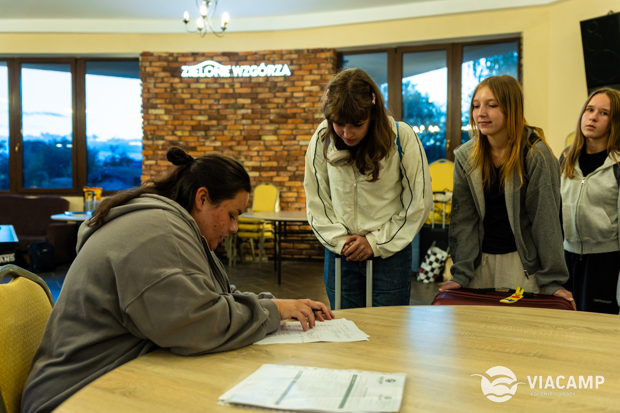 Dzieci z walizkami kwaterują się na ośrodku