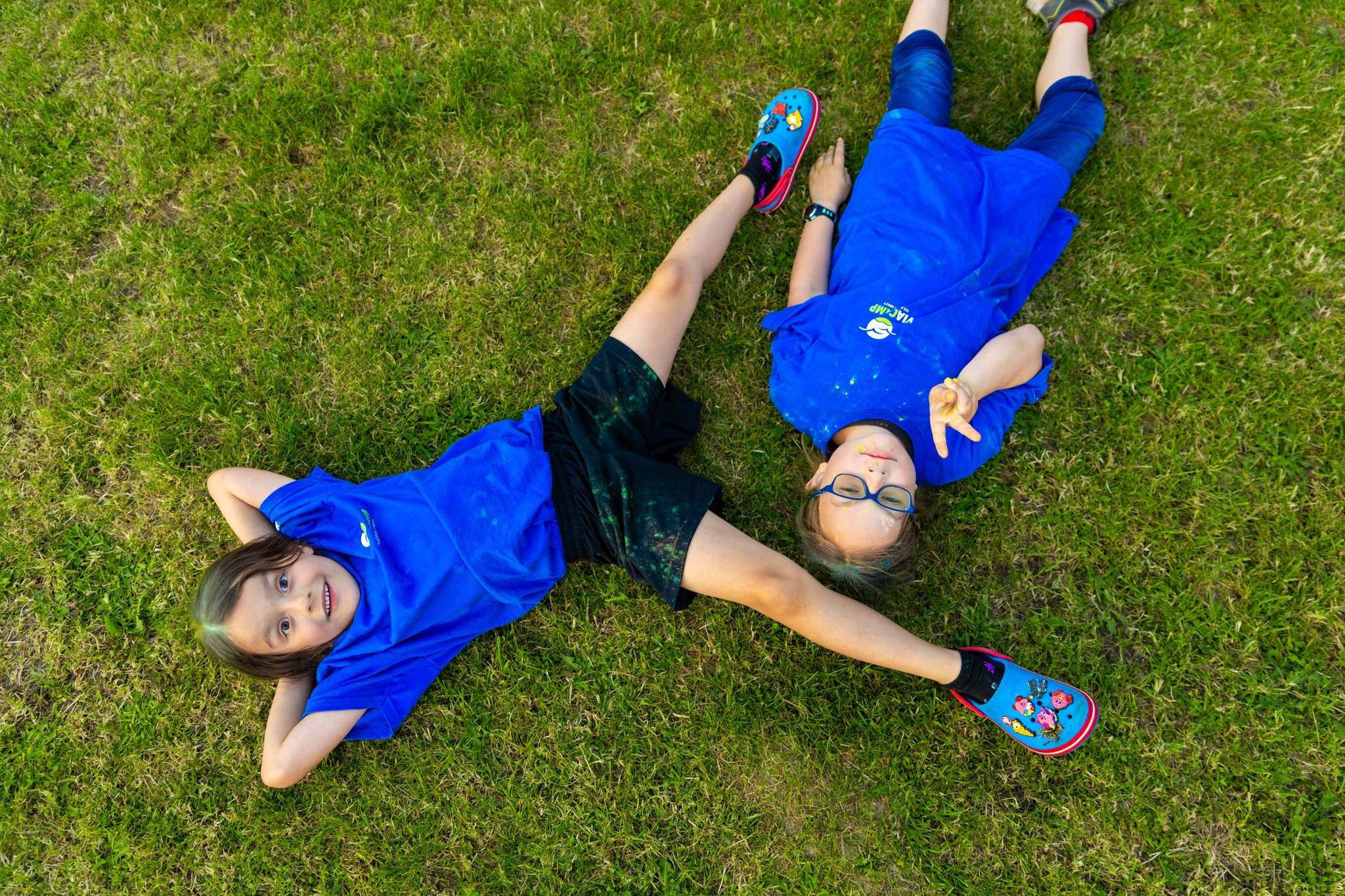 Dzieci leżą na trawie