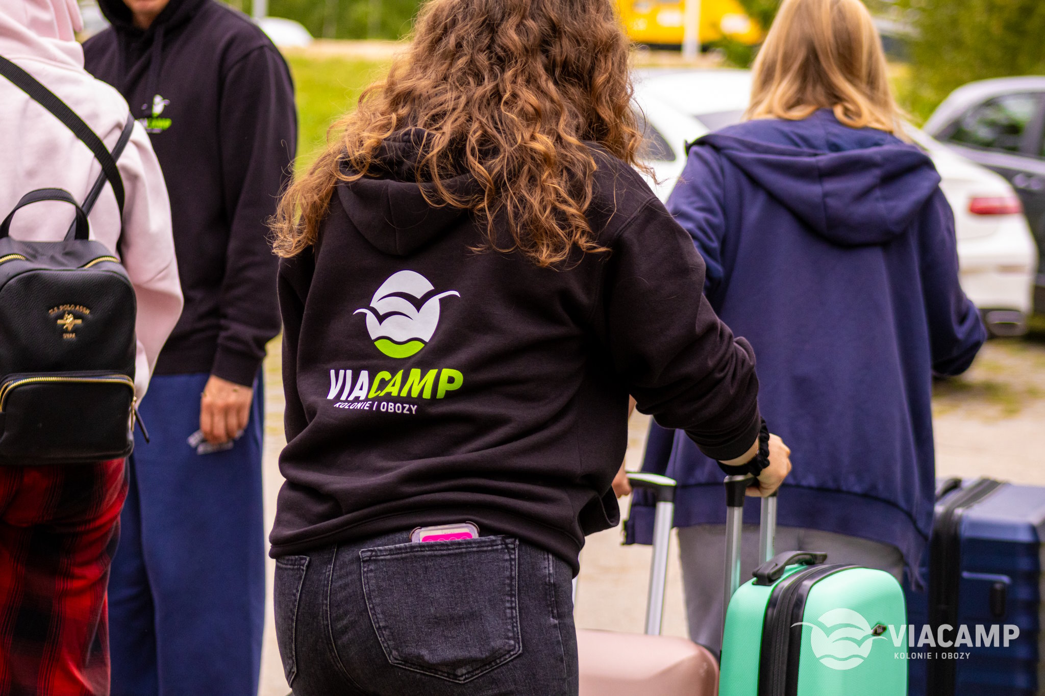 Dzieci idące z walizkami