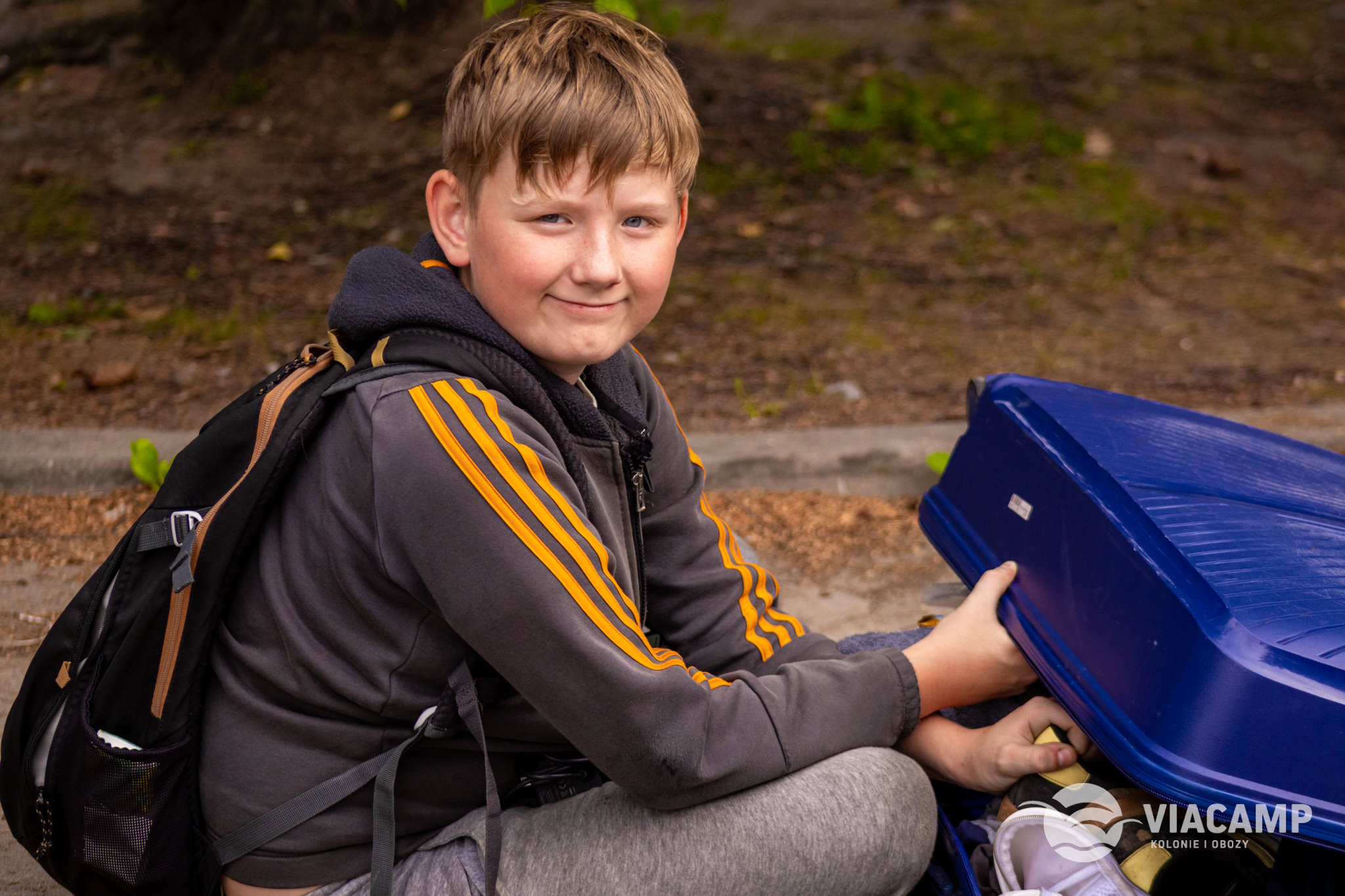Dziecko otwierające walizkę
