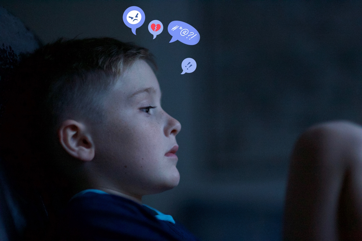 Chłopiec z zaniepokojonym wyrazem twarzy, z ikonami czatu symbolizującymi cyberprzemoc