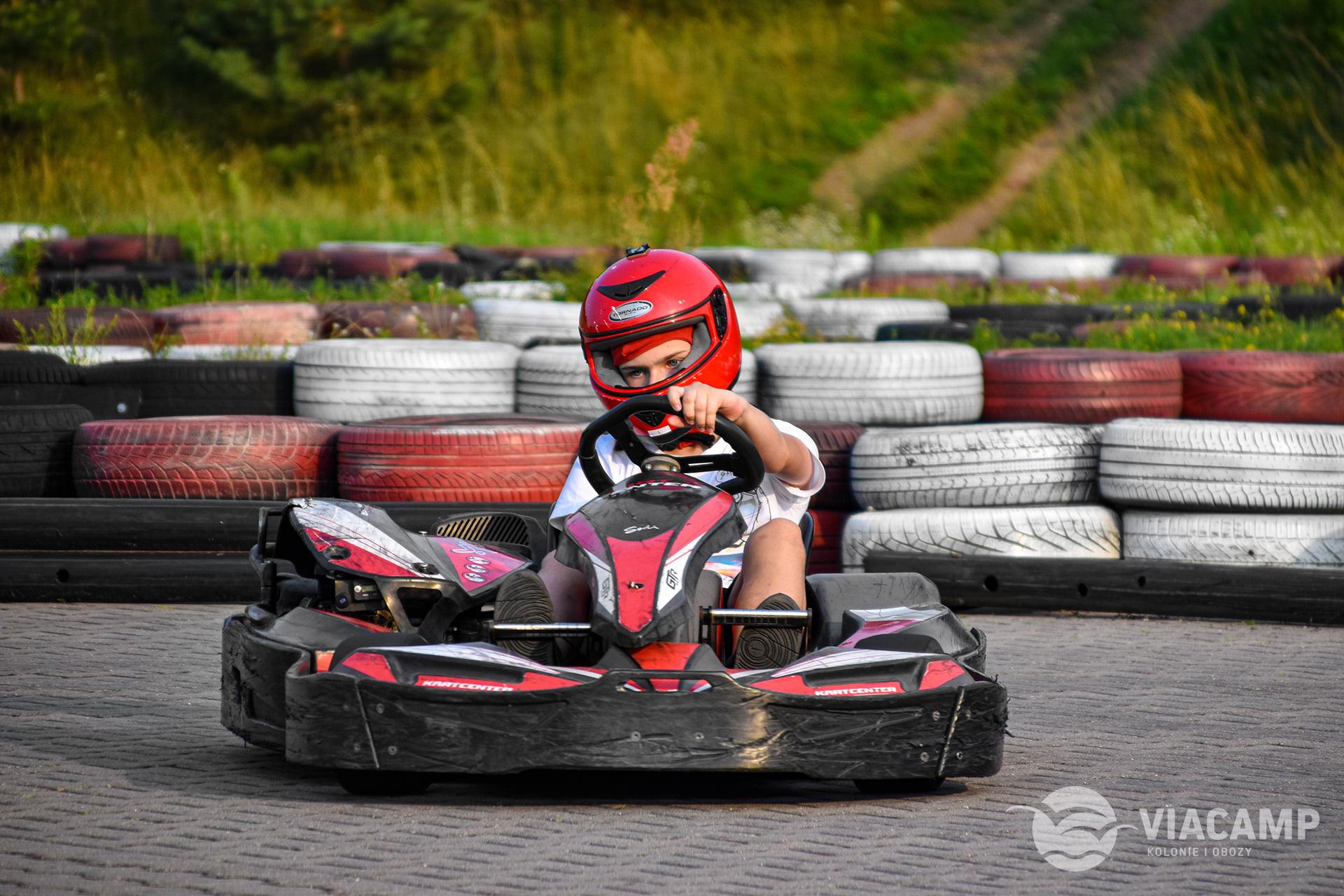 Obóz Quadowo-Gokartowy ViaCamp.pl - Uczestnicy w trakcie zajęć na torze formuły 1 z wykorzystaniem Sodi Kart GTR!