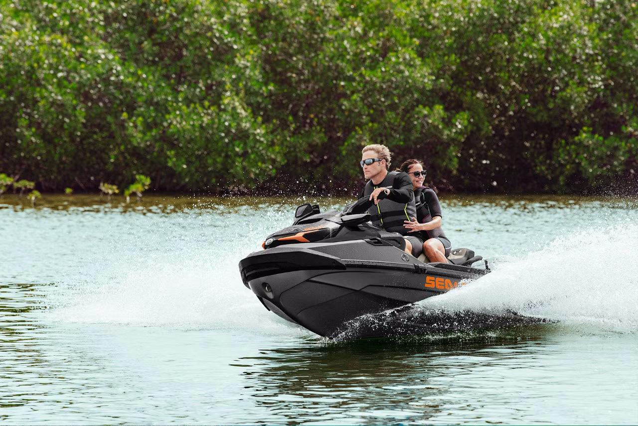 Mężczyzna i kobieta na skuterze wodnym Sea-Doo