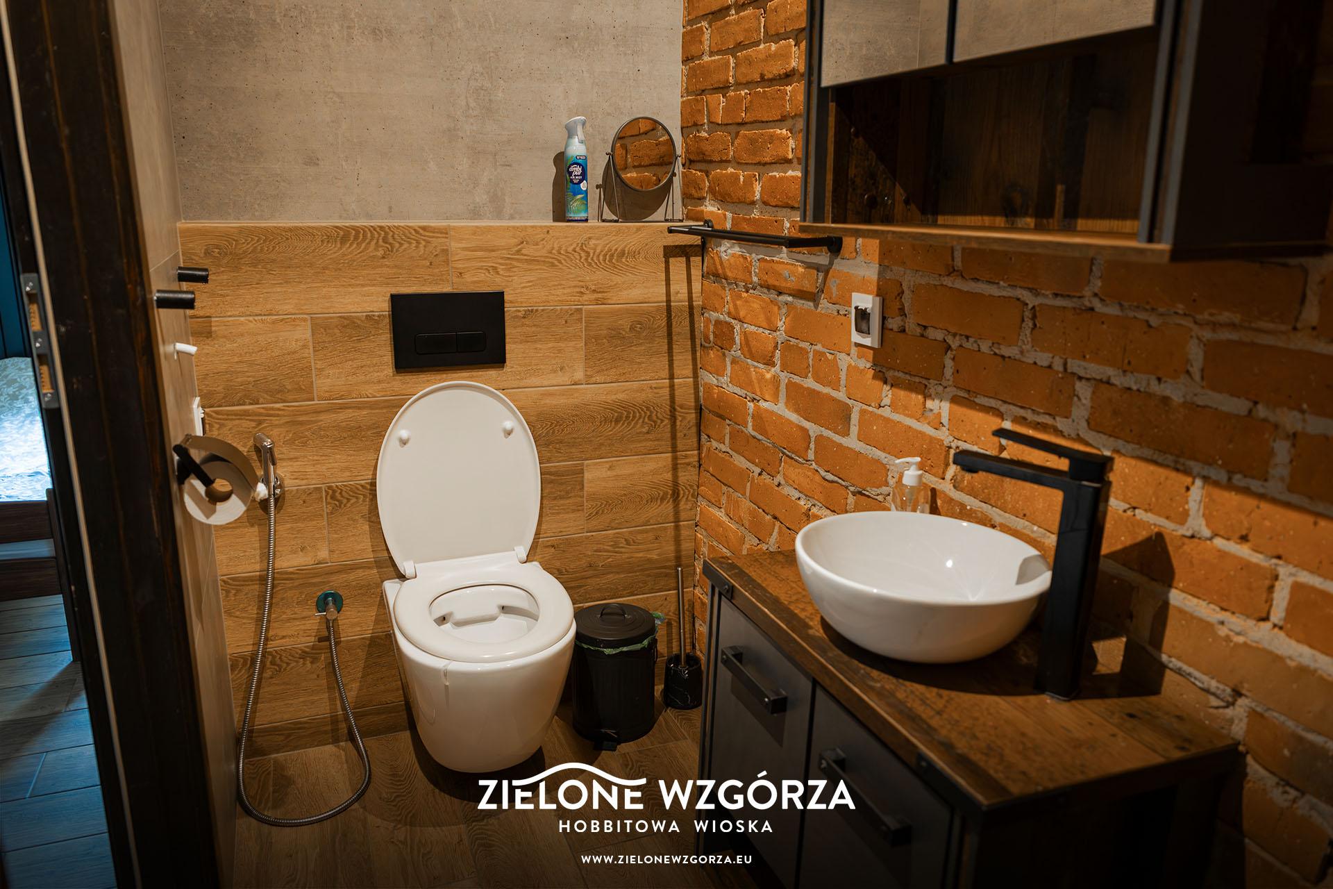 Zielone Wzgórza — Hobbitowe Domki na Kaszubach — ul. Uhlenberga 8A, 83-047 Przywidz — ViaCamp.pl