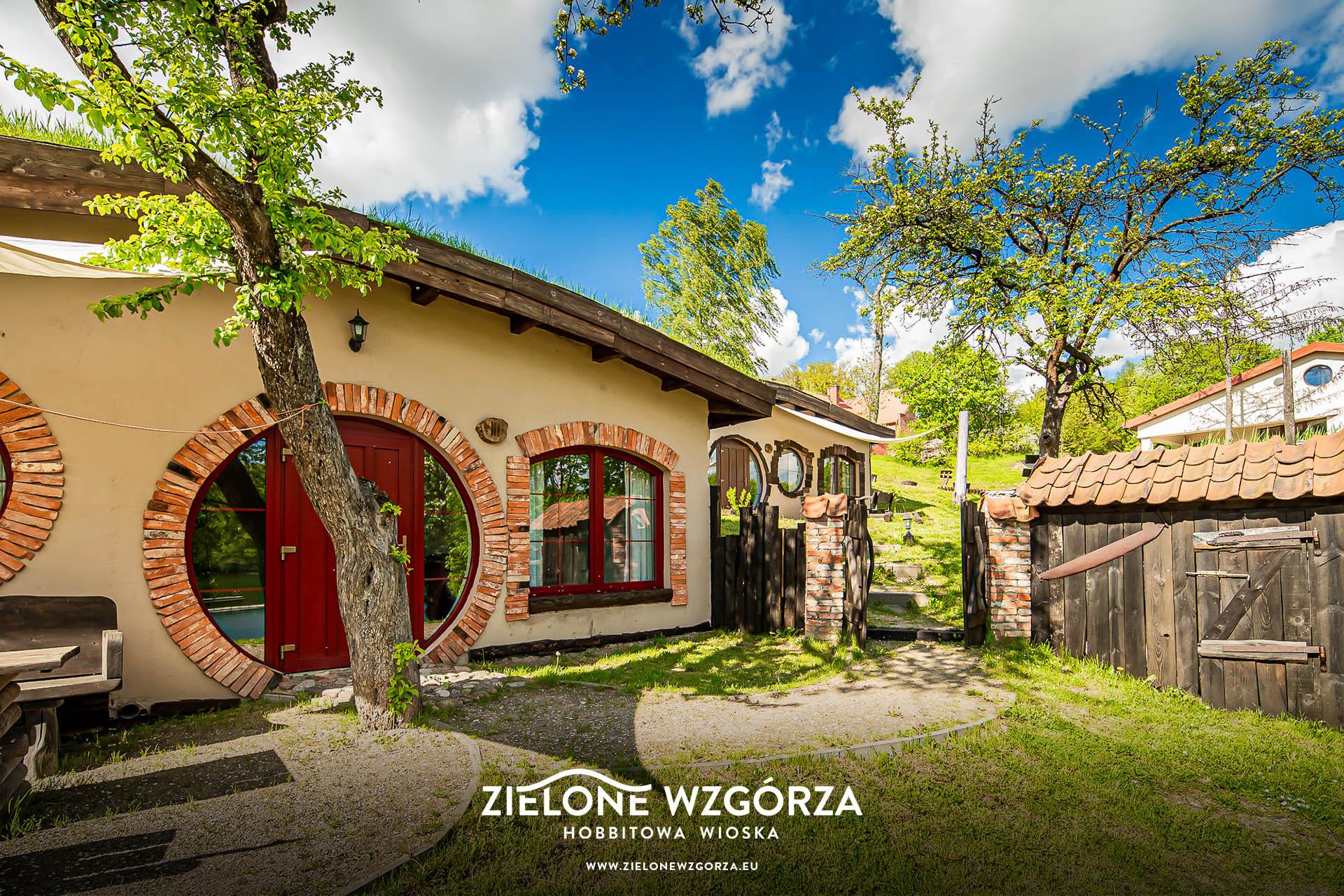 Zielone Wzgórza — Hobbitowe Domki na Kaszubach — ul. Uhlenberga 8A, 83-047 Przywidz — ViaCamp.pl