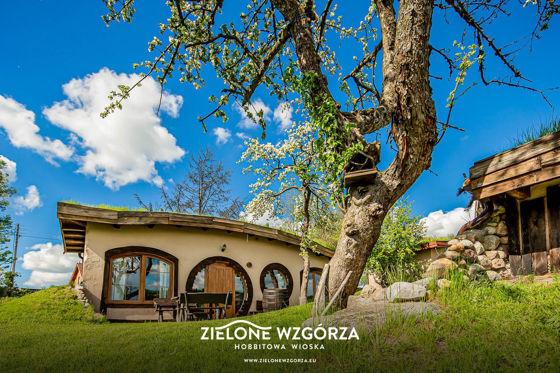 Zielone Wzgórza — Hobbitowe Domki na Kaszubach — ul. Uhlenberga 8A, 83-047 Przywidz — ViaCamp.pl