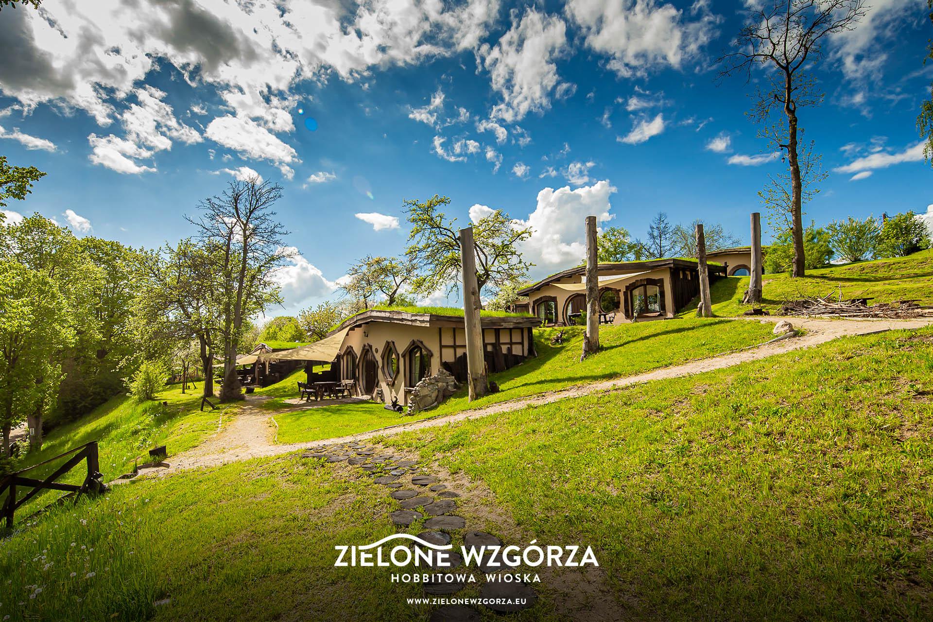 Zielone Wzgórza — Hobbitowe Domki na Kaszubach — ul. Uhlenberga 8A, 83-047 Przywidz — ViaCamp.pl