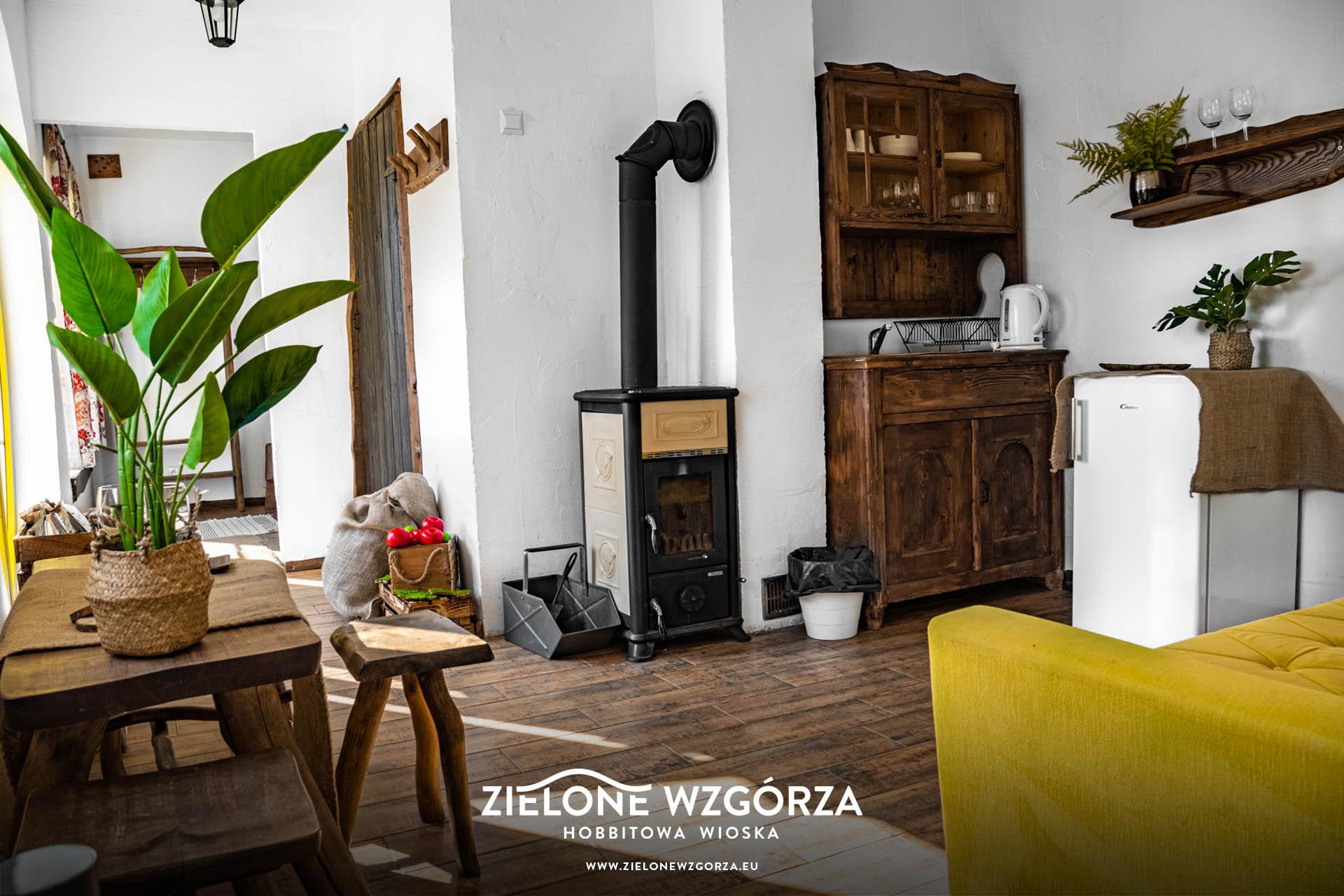 Zielone Wzgórza — Hobbitowe Domki na Kaszubach — ul. Uhlenberga 8A, 83-047 Przywidz — ViaCamp.pl