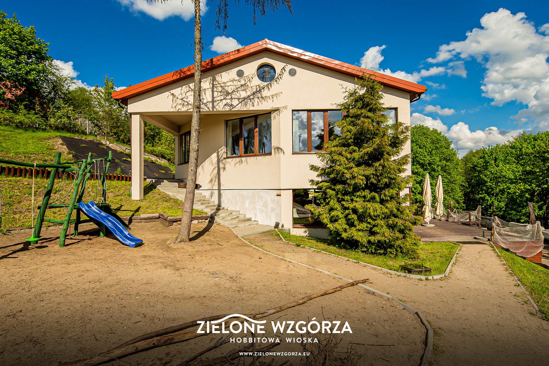 Zielone Wzgórza — Hobbitowe Domki na Kaszubach — ul. Uhlenberga 8A, 83-047 Przywidz — ViaCamp.pl