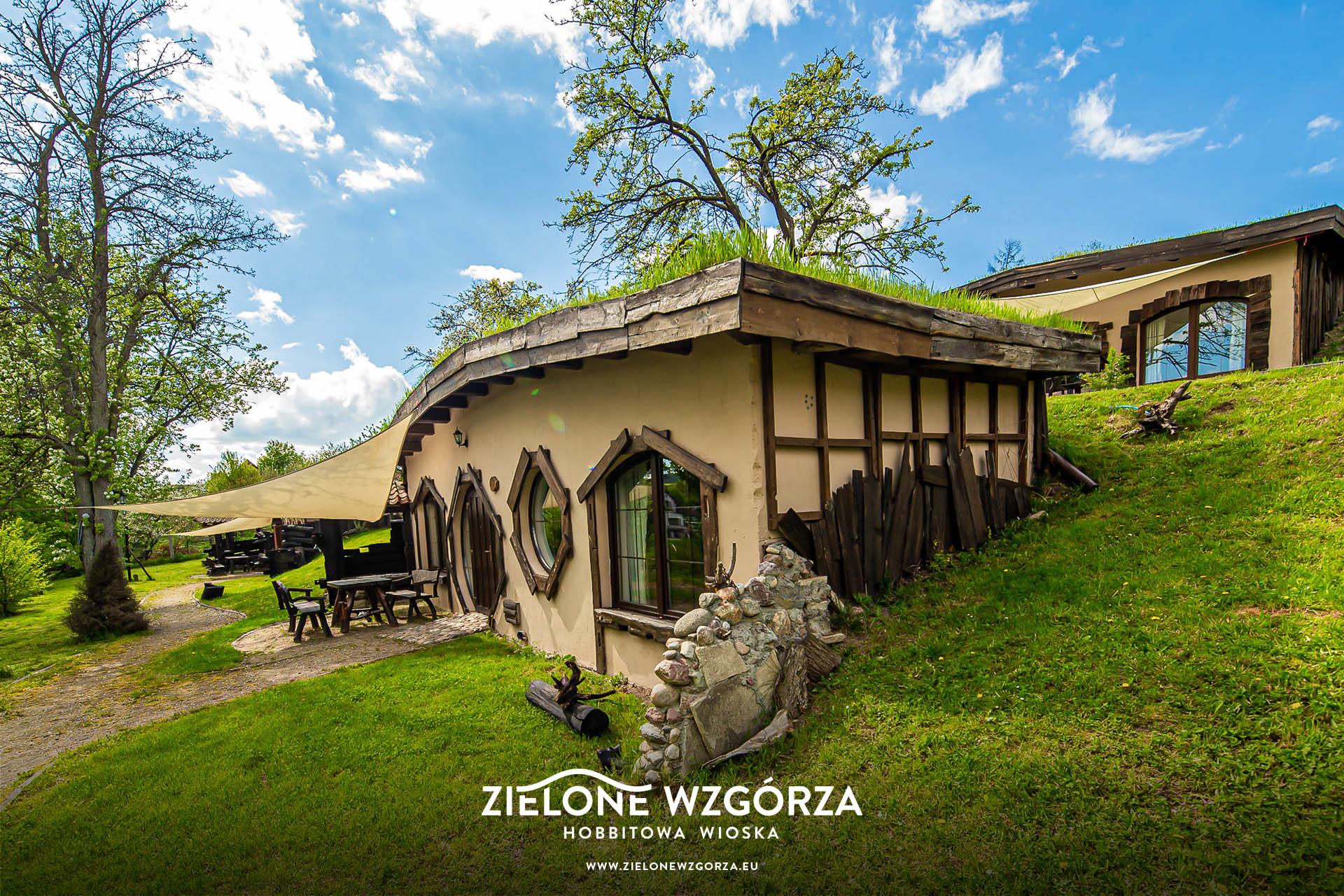 Zielone Wzgórza — Hobbitowe Domki na Kaszubach — ul. Uhlenberga 8A, 83-047 Przywidz — ViaCamp.pl