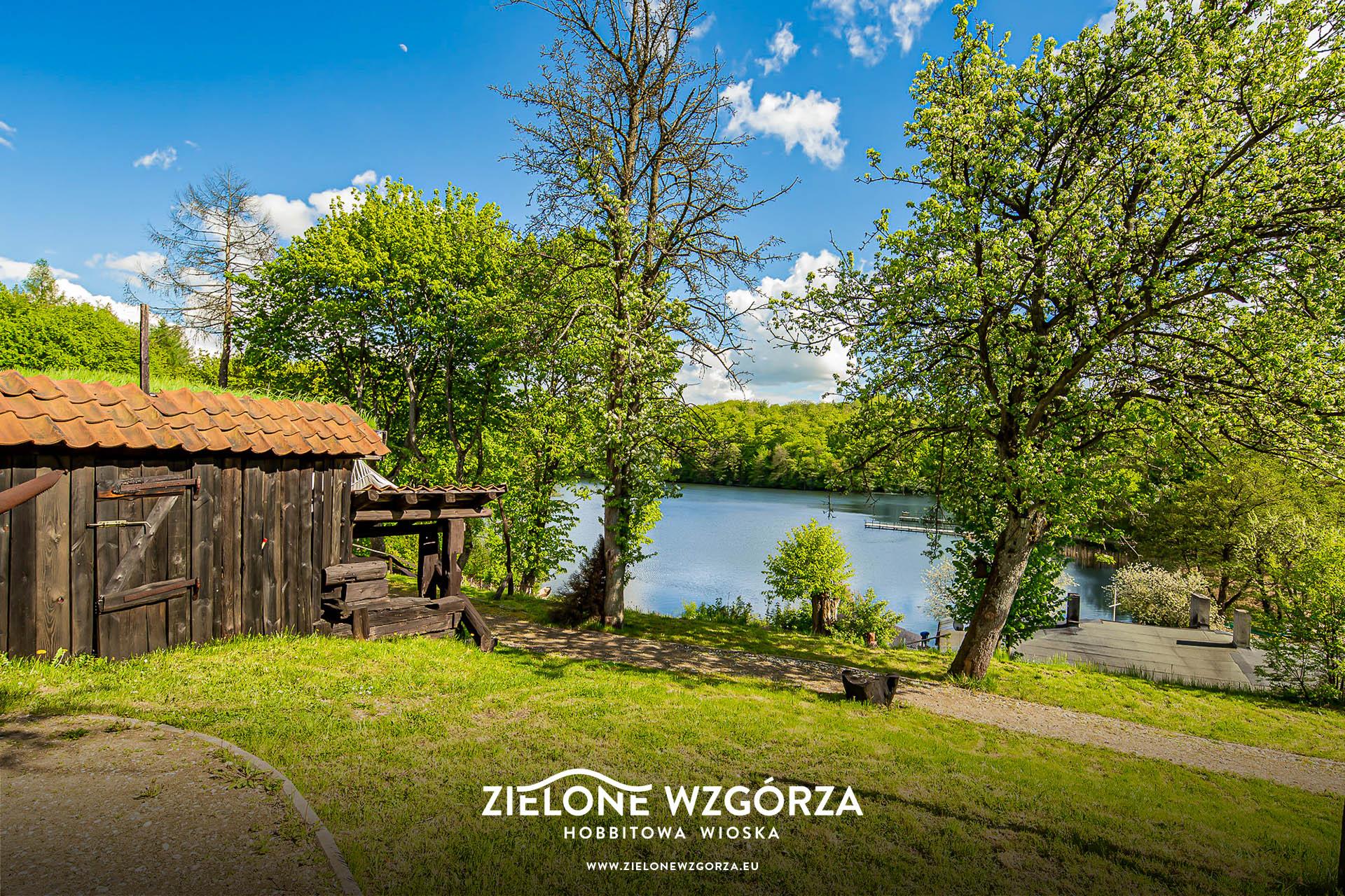 Zielone Wzgórza — Hobbitowe Domki na Kaszubach — ul. Uhlenberga 8A, 83-047 Przywidz — ViaCamp.pl