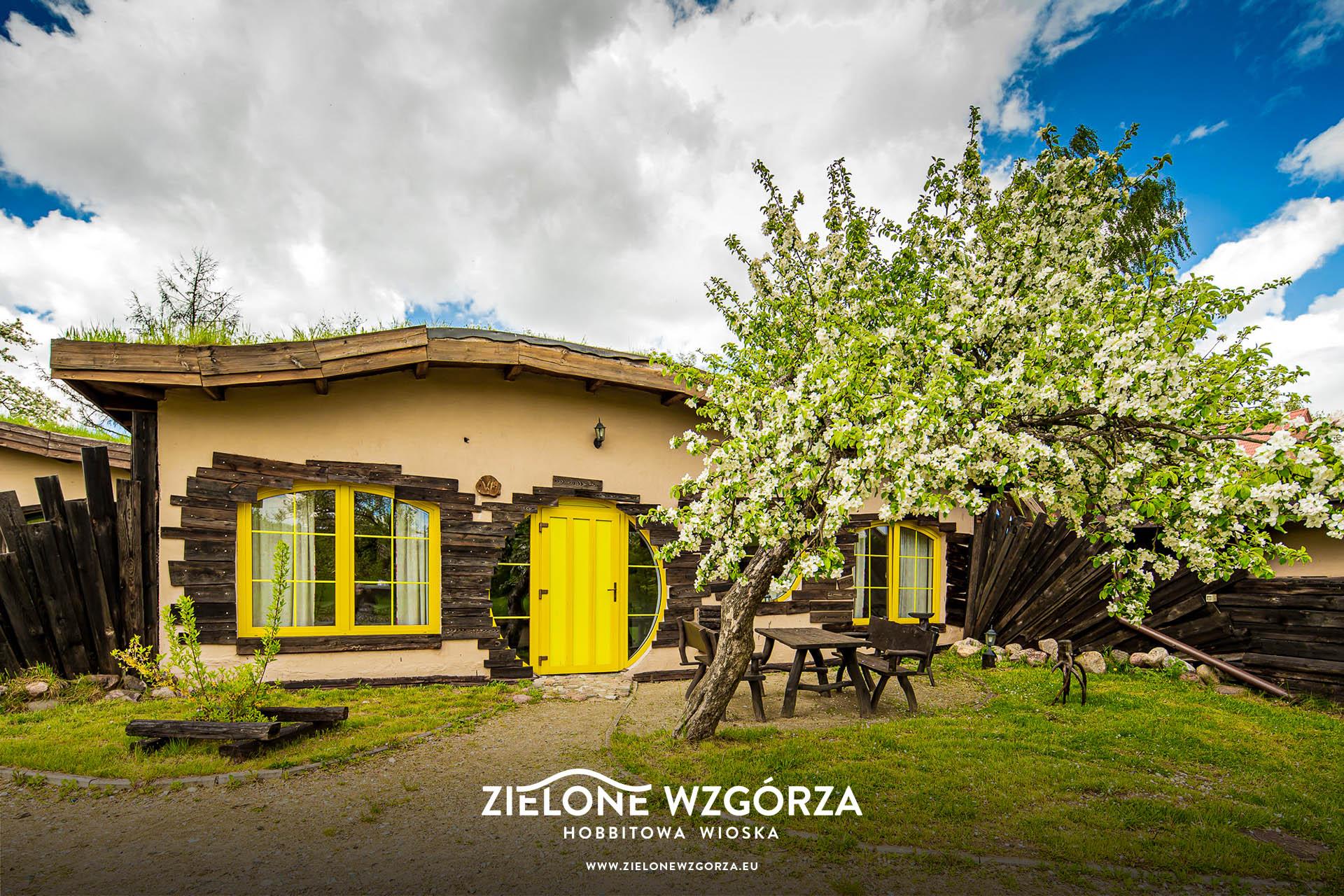 Zielone Wzgórza — Hobbitowe Domki na Kaszubach — ul. Uhlenberga 8A, 83-047 Przywidz — ViaCamp.pl