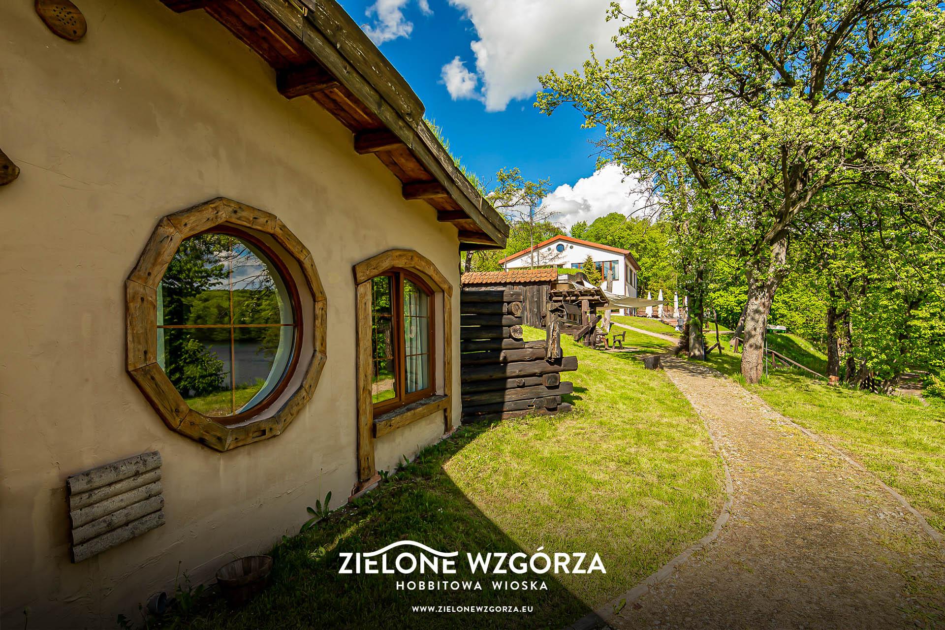 Zielone Wzgórza — Hobbitowe Domki na Kaszubach — ul. Uhlenberga 8A, 83-047 Przywidz — ViaCamp.pl
