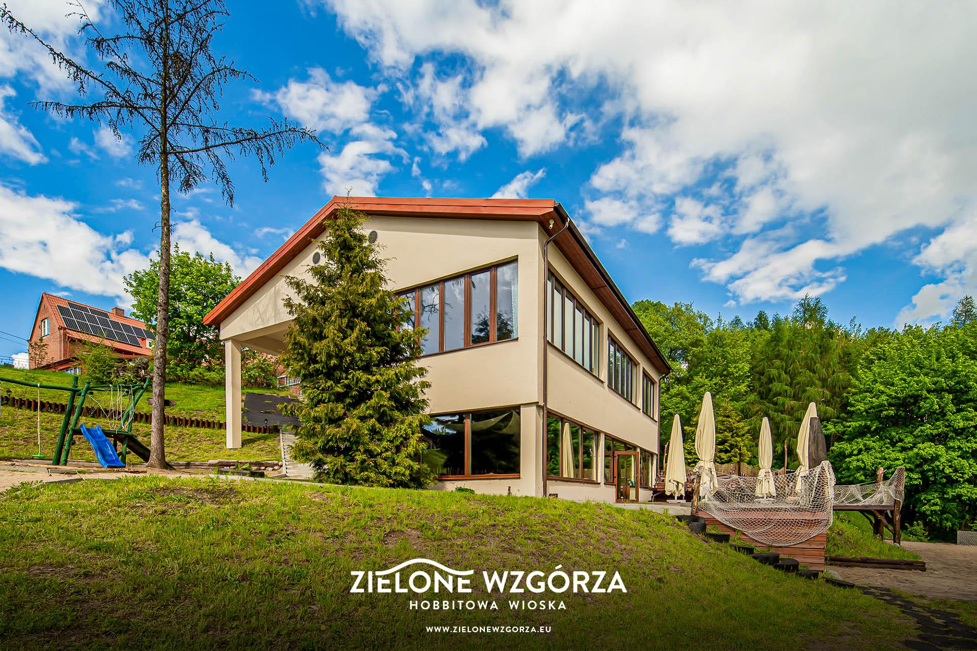 Zielone Wzgórza — Hobbitowe Domki na Kaszubach — ul. Uhlenberga 8A, 83-047 Przywidz — ViaCamp.pl