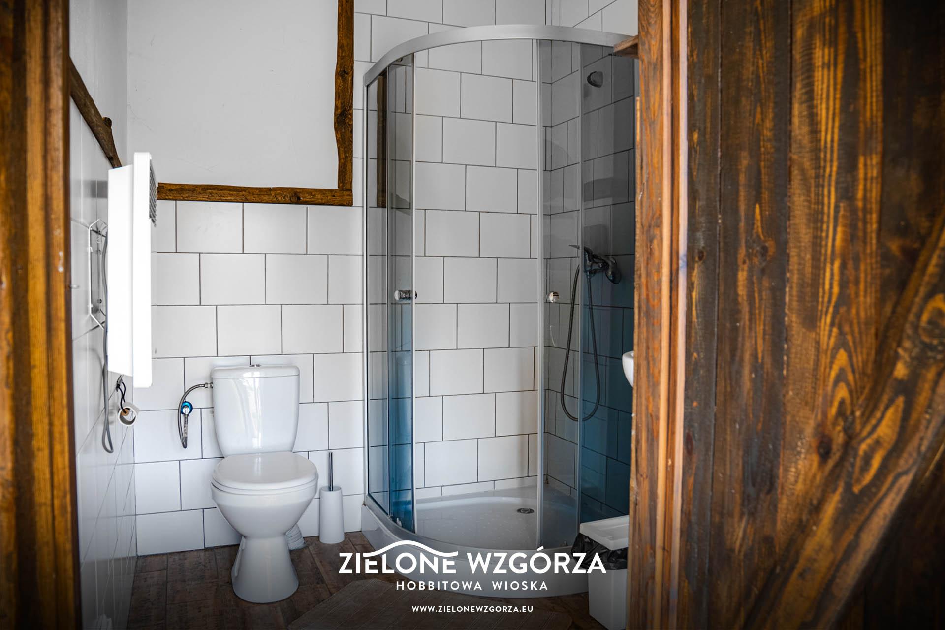 Zielone Wzgórza — Hobbitowe Domki na Kaszubach — ul. Uhlenberga 8A, 83-047 Przywidz — ViaCamp.pl