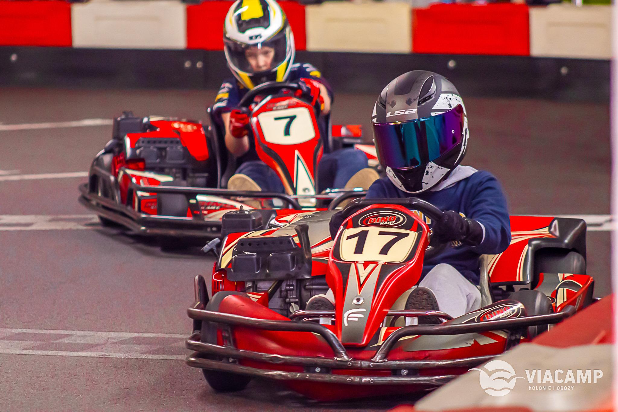 Obóz Quadowo-Gokartowy ViaCamp.pl - Uczestnicy w trakcie zajęć na torze formuły 1 z wykorzystaniem Sodi Kart GTR!
